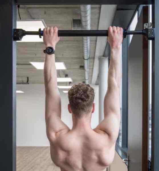 Hangen aan pull up bar